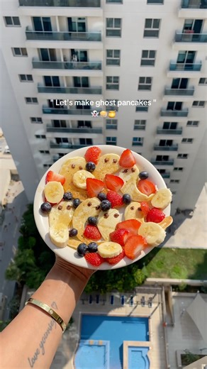 Shall we make ghost pancakes? 👻🎃🤎 #yshorts #pancakes #dubai