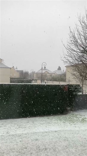 Do you want to build a snowman. Snowing in Paris #paris #neige #snow #cold #winter
