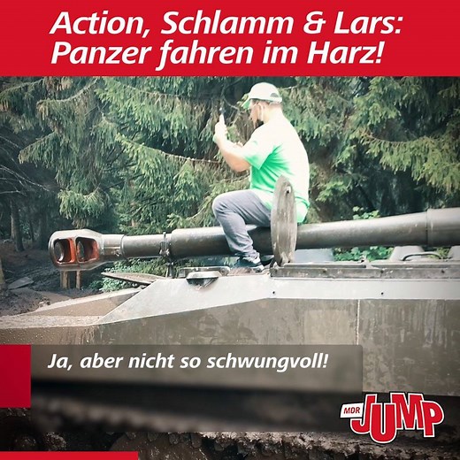 In Benneckenstein im Harz gibt's Deutschlands höchstgelegene Panzerfahrschule. Panzerfahrer Marcel hat unseren MDR JUMP Sommerreporter Lars auf eine Spritztour mitgenommen und der hatte sichtlich Spaß im Schlamm. 😉 | MDR JUMP