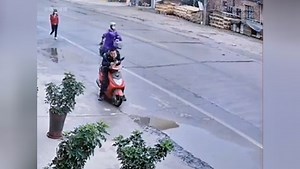 女子骑电瓶车摔倒，陌生人无动于衷，监控下的一幕！