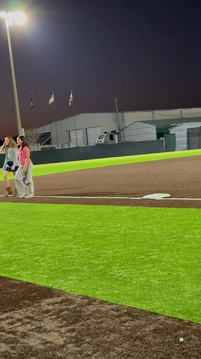 Little miss wants to be besties 👯 with everyone 💚💚 | Janelle Heyl