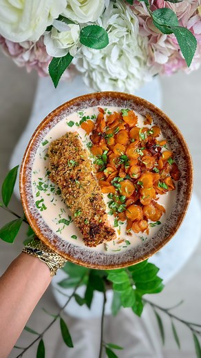 Raphaëlle Lelong on Instagram: "SAUCE beurre blanc, SAUMON croustillant & carottes rôties 🧡💫 Pour 2 personnes : 2 pavés de saumon ou truite 2 cac de moutarde à l’ancienne 500g de carottes 3 cas d’huile d’olive 15g de beurre 1 cac d’ail en poudre 1 cac d’oignon en poudre Pour la panure : 20g de chapelure 5g de persil Le zeste d’1 citron 1 cas de soja sucré 2 cas d’huile d’olive Pour la sauce (3-4 personnes) 120g de beurre froid 2 échalotes 10cl de vin blanc sec 3 cl de vinaigre de vin + sel 1 