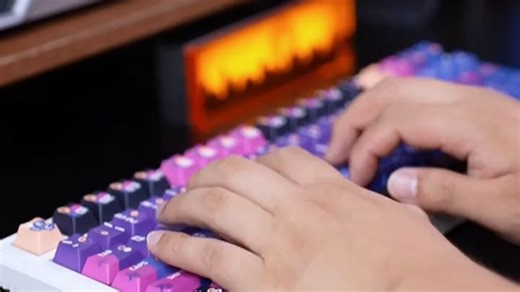 全键热插拔、三模连接，还有超炫RGB灯光，ikbc K99，