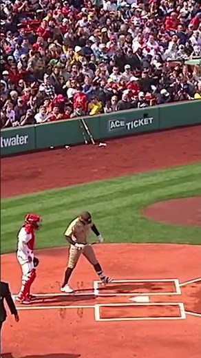 XANDER BOGAERTS RECEIVES OVATION IN RETURN TO BOSTON #mlb #padres