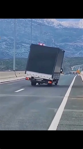 Another dancing truck on the road #dashcam #trucktok #cdldriver #owneroperator #kenworth #peterbilt #truckingnation #semitruck #truckdriver | TruckTok