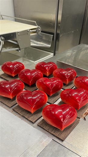 🎶 Che cos’è l’amor?❤️ A questa domanda quest’anno abbiamo scelto di rispondere così: ha la forma di un cuore di cioccolato, si rompe con un colpo ma resistergli è impossibile… ❤️‍🔥Non ci rimane che presentarvi il nostro cuore di cioccolato fondente e bianco che nasconde una doppia sorpresa, due piccoli cuori ripieni di pistacchio. Pront* a sorprendere chi ami? Il cioccolato, quando è fatto bene, non passa mai di moda✨ #pasticceria #pasticceriaitaliana #sanvalentino | Pasticceria Busuoli