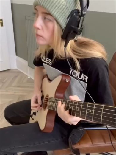 This song feels like holding on and letting go at the same time 😮‍💨 Rein Me In 🎧 #ReinMeIn #SamFender #OliviaDean #MusicTok #Fyp #ViralSound #Heartfelt