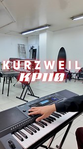 🎹 ¡Todo lo que necesitas para empezar a tocar YA! Teclado Kurzweil KP110 estuche base 👉 en un combo único. 🎵 No pierdas esta oportunidad: ¡calidad, comodidad y potencia en cada nota! | Ortizo