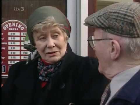 Percy Sugden enforces the Coronavirus lockdown! (Classic Corrie 1995)