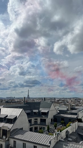 La patrouille de France et les Red Arrows britanniques survolent le ciel de Paris pour la visite d'Etat de trois jours du roi Charles III en France. 🎥 Abdou-Karim Diop | Agence France-Presse