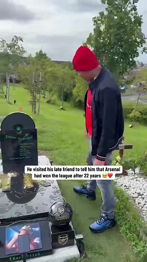 He visited his late friend to tell him that Arsenal had won the league after 22 years 🥹❤️ Standing there, talking about the title they had waited so many years to see together… and the dream of winning the Champions League 💭🏆 𝑻𝒉𝒊𝒔 𝒊𝒔 𝒘𝒉𝒂𝒕 𝒇𝒐𝒐𝒕𝒃𝒂𝒍𝒍 𝒊𝒔 𝒂𝒃𝒐𝒖𝒕 ✨ 🎥 Cleverlydey4u on X