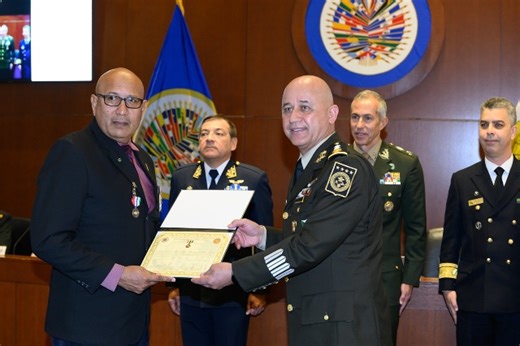CDC Director General receives Inter-American Defence Board medal