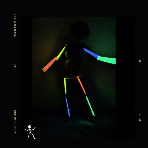 🤖💡 Glow-in-the-Dark Robot Dance by Ivan! Neon Light Show! ✨