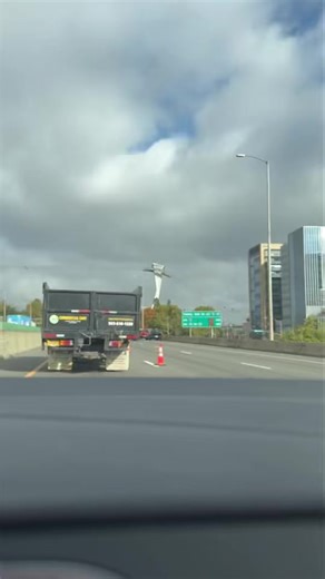 Do you know Oregon’s Move Over Law?  When you see flashing lights — police, fire, tow, or highway crew — you must: 1️⃣ Move over one lane if it’s safe to do so. 2️⃣ Slow down significantly if you can’t. Tow operators are first responders too. Help us keep Oregon’s recovery crews safe. #MoveOverOregon #GerlockTowing #HeavyRecovery #WreckMasterCertified #TowSafety | Gerlock Towing & Heavy Haul | Facebook