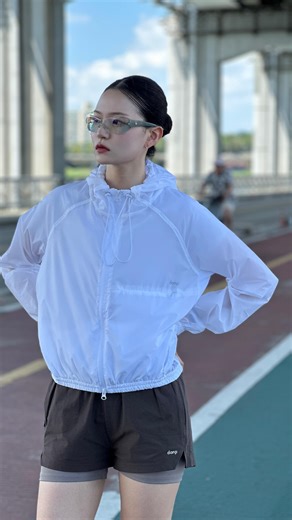 YE JIN on Instagram: "Let's get Running Styling🏃🏻‍♀️🤍🏃🏻‍♀️ 요즘 빠진 러닝. 아직은 런린이지만,,,,, 그래도 예쁜 옷 입고 뛰면 좋자나🤓? 가벼워서 뛸 때 편하고, 쇼츠 벨트 고리로 바람막이 걸 수 있는게 포인트! 그나저나 바람막이 너무 예쁘잖아,,, 세컬러 모두 내게로,,,🫠💓 🏃🏻‍♀️🏃🏻‍♀️🏃🏻‍♀️🏃🏻‍♀️"