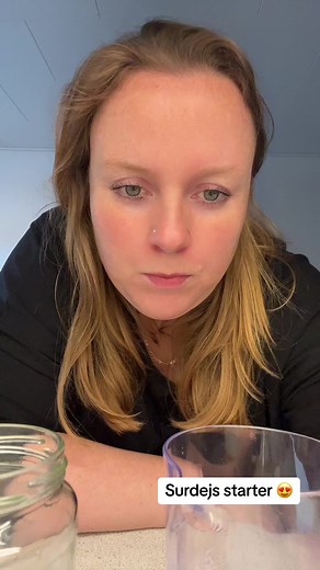 Viser hvordan jeg lavet en surdejs opstart.. Husk at det her er bare min måde, der findes 1000 måder at gøre det på.. Jeg gør sådan her, fordi jeg ikke har så lang tid til jeg gerne vil bage pizzaer. 😍👏🏻 #surdej #surdejsstarter #surdejsopstart #sourdough #pizza #tiktokdk #dansktiktok