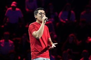 Robert Olaru, tânărul care ziua forează puțuri și noaptea studiază, are o poveste de viață copleșitoare: „Visul lui e să devină artist!”. Concurentul a stârnit lacrimi în culise, iar vocea lui a transmis emoții puternice 🥹👏🤩 Ce i-a cerut Delia: „Spune-mi, te rog...” 😱 _____________________________ Urmărește ediția integrală în AntenaPLAY | Antena1