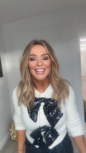 55K views · 709 reactions | 拾拾 Competition Time 拾拾 For all our lovely followers please like and share this post and tag 3 of your friends. You could be in with a chance of winning a €500 LH Enhancer gift voucher. Winner will be announced on Monday 1st December. Good luck everyone 殺 xx | LH Hair Enhancers | Facebook