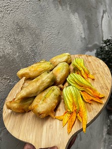 fiore di zucca ripieno con ricotta e prosciutto cotto | Italian food