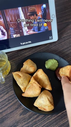 BOX8 - Desi Meals on Instagram: "Samose kisse nhi pasand? #explorepage #love #fypシ #foodie #indianfood #trendingreels #viralreels"