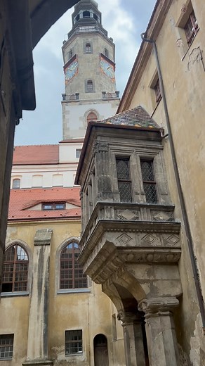 Görlitz on Instagram: "Wo sind wir denn hier? – In unserem wunderschönen Rathausinnenhof! 😍 Dieser wunderschöne Renaissancehof ist einer unserer Schmuckstücke mitten in der Altstadt.✨🤩🤳 Ihr findet ihn, wenn ihr von der Brüderstraße aus durch die Tür zum Ratsarchiv schlüpft. Hast du den Hof auch schon bewundert? 🤔🥰 #görlitz #goerlitz #rathaus #rathausinnenhof #archilovers #architecture #lustaufgörlitz #städtetrip #citytrip #görliwood #sachsen #visitsaxony #simplysaxony #visitgermany #travelg