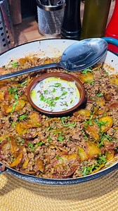 🍆 🍅 Musaca împrăștiată 🥄 Reinterpretarea lejeră a clasicului 🔄 Fără straturi, doar legume coapte, carne tocată și sos aromat, toate amestecate și rumenite la cuptor 🔥 Perfectă pentru un prânz rapid și gustos 😋 🧄 Ingrediente pentru Musaca Împrăștiată: 1 kg cartofi; 500 g carne tocată; 200 g ciuperci champignon; 150 ml vin; 1 ceapă medie; 3 sferturi de ardei multicolori; 5 căței de usturoi; 1 linguriță boia dulce; 1 lingură pastă de tomate; 1 l ulei; 2 linguri ulei de măsline; 1-2 g piper; 