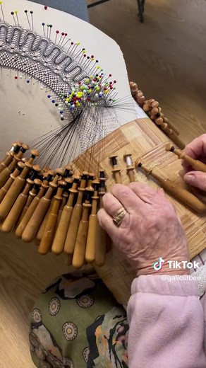 New week, new class, new projects! 🥰 #lacetok #bobbinlace #bobbinlacemaker #bobbinlacemaking #bobbinlacepractice #bobbinlacefan #bobbin #bobbins #encaixe #encaixedebolillos #bolillos #galicia #spain #artesana #artisan #asmr