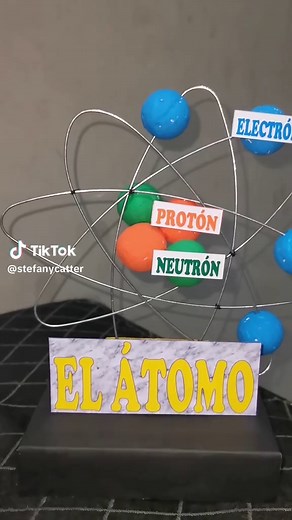 Maqueta creativa del átomo para proyectos escolares