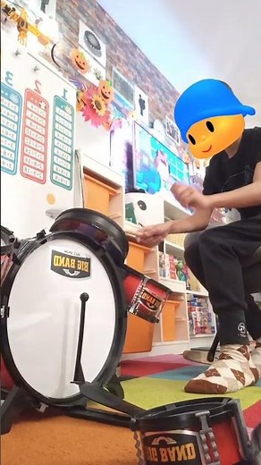 Pocoyo plying the drums