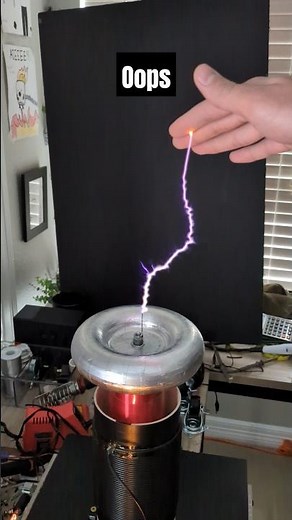 what happens if you touch a Tesla coil?? ⚡ 💀 #electronic #experiment #highvoltage #teslacoil #diy