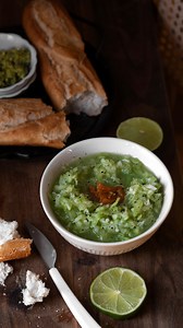 Salade de concombre antillaise 🥒 avec les concombres peyi de @boxpeyi (collaboration commerciale - produits offerts) Ingrédients pour 4 portions : 3 concombres peyi ou 2 grands concombres 3 gousses d’ail émincées 2 citrons verts 1 c. à soupe de piments confits (ou 1 piment émincé) 1 pincée de poivre noir 1 c. à café de sel 🥒 Laver, éplucher et râper les concombres dans un saladier, en conservant la moitié de leur jus. 🥒 Réserver 30 minuts au frigo. 🥒 Sortir le saladier. Ajouter les gousses d