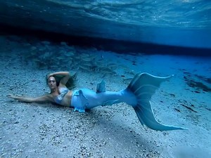 I will wait forever ⏳ #thewanderingmermaid #forever #mermaid #underwater #littlemermaid #bluehair #siren #swim #mermaidtail #mermaidhair #florida #h2o