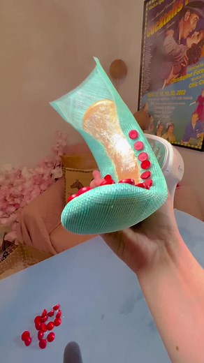 The art of millinery - how to make hats or in this case a halo headband using sinamay ✂️🧵🪡 . . . . #howitsmade #millinery #bespokemillinery #hatdesigner #awardwinningdesigner #QueenBeeMillinery #perthontario