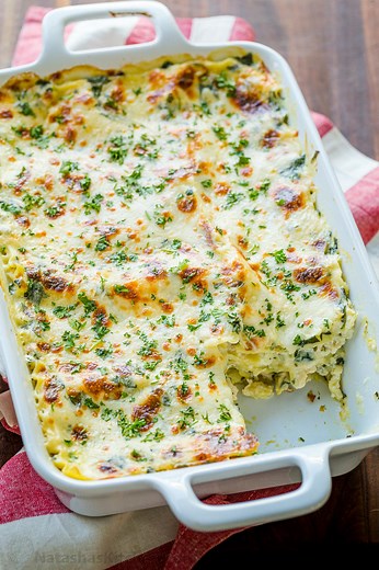 Gimme all of this white sauce Chicken Lasagna! So satisfying with layers of noodles and tender chicken in a creamy spinach sauce. 🤤 RECIPE: https://natashaskitchen.com/chicken-lasagna-recipe/ | NatashasKitchen.com