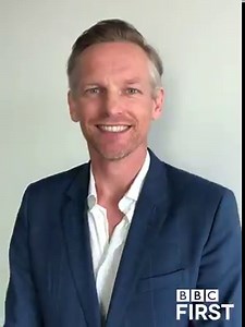 21K views · 646 reactions | BBC First bestaat vandaag 3 jaar! Vier het met ons en Barry mee door ons te feliciteren en op 'Gefeliciteerd' in de comments te klikken  Je ziet Barry vanaf 28 mei schitteren in onze nieuwe serie The Split! | BBC First | Facebook