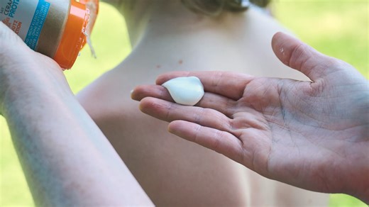 Maquillage, crème solaire... La France appelle l'UE à réduire l'utilisation d'octocrylène, substance nocive pour l'environnement