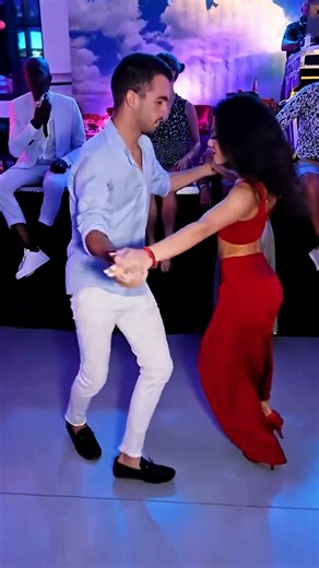 Sensual Bachata Dance: Unforgettable Moves!