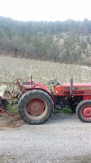 début des broyages des sarments fin du taillage abonné vous à ‪@axel_agri5549‬ #diois
