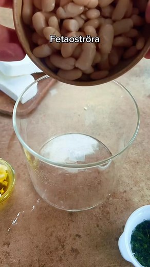 Jag älskar goda röror som är en måltid i sig. Det känns så lyxigt på något sätt. 🍽️Här mixar jag vita bönor med fetaost och får en härlig röra som passar lika bra som egen rätt som på en buffé, plockbord eller som tillbehör. 🫘Vita bönor är väldigt billigt att köpa på konserv/tetra men ännu billigare att koka själv. Perfekt att frysa in i påsar. 🚨Just nu har vi 50% rabatt på ett årsmedlemskap på vegomagasinet.se. Bara ange koden BFVEGO vid beställning. 🔹🔹🔹🔹🔹🔹🔹🔹 Fetaoströra med vita bön