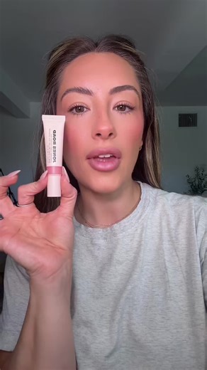 Soft and Long-Lasting Lip Gloss Review
