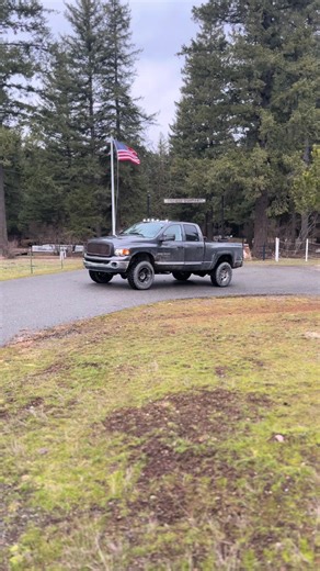 Findley🏹🦌🃏 (@findley_13)’s video of Cummins Diesel Truck