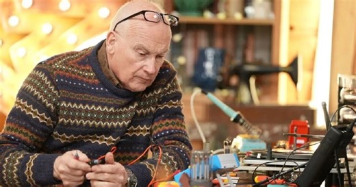 The Repair Shop: Mark attempts to repair broken radio