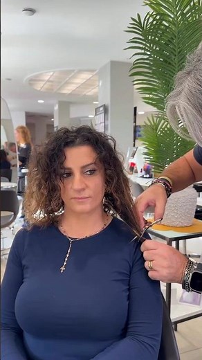 CAPELLI RICCI E SOTTILI? Ecco un’idea Un taglio che DÀ VOLUME e TEXTURE, restituendo forma