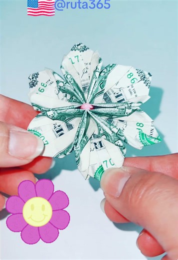 Cómo hacer una flor de origami con billetes