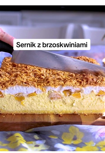 Jest wysoki i pyszny. Sernik z brzoskwiniami 🔥 Przepis na sernik z brzoskwiniami👇🏻 ✅ Przepis na kruchy spód 🔸 Składniki na blachę 24 × 35 cm ◽ 3 szklanki mąki pszennej typ 450-550 (450 g) ◽ 200 g zimnego masła ◽ 2 łyżki cukru pudru (20 g) ◽ 5 żółtek ◽ 2 łyżeczki proszku do pieczenia (10 g) ◽ 2 łyżki kwaśnej śmietany 18% (80 g) 🔸Sposób wykonania: Mąkę i proszek do pieczenia wymieszaj razem. Następnie dodaj pokrojone na kawałki zimne mało i całość drobno posiekaj. 🔽 Gdy masło nie będzie wido