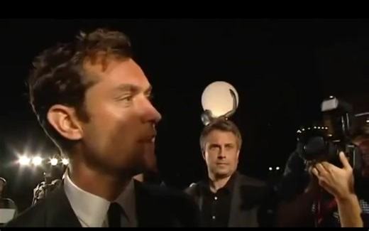 【裘德洛/访谈】生肉Karlovy Vary2010年7月多个采访&饭拍集合-乖乖认真回答问题&我只是个无情的签名机器人