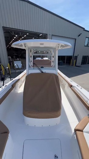 Regulator 30XO showing off its sandbar upholstery & canvas cover options 🏝️ 📍 @bobhewesboats in #Miami & #TheKeys Don’t miss their event this Sat., Nov 15 from 12-3pm at Regatta Drove in Miami with the Regulator 23, 30XO & 35 | Regulator Marine