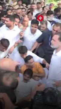 Delhi Police Confronts Rahul Gandhi During Congress Protest
