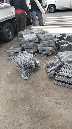 Loading cages to Oyugis 32 cages ✅✅✅ | Poultry equipment | Facebook