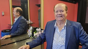 Bobby Prins 60 jaar op de planken: "Zolang ik de teksten ken, treed ik op"